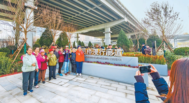 國貿橋下“變”出花園廊道