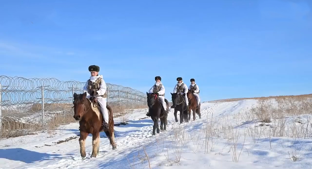 雪原馳騁!邊防官兵策馬踏雪巡邊關